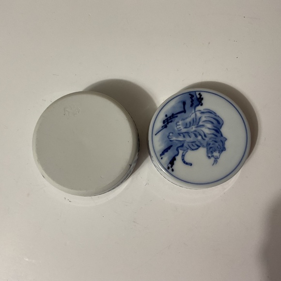 CHINESE BLUE AND WHITE Tiger Motif Circular Trinket Box Signed - Picture 5 of 5